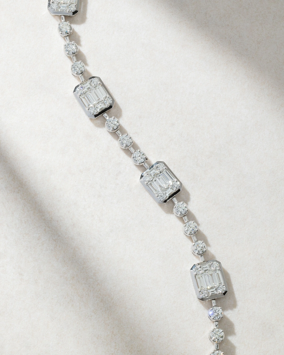 Κολιέ Λευκόχρυσο 18 Καρατίων με Μπριγιάν και Μπαγκέτ Διαμάντια