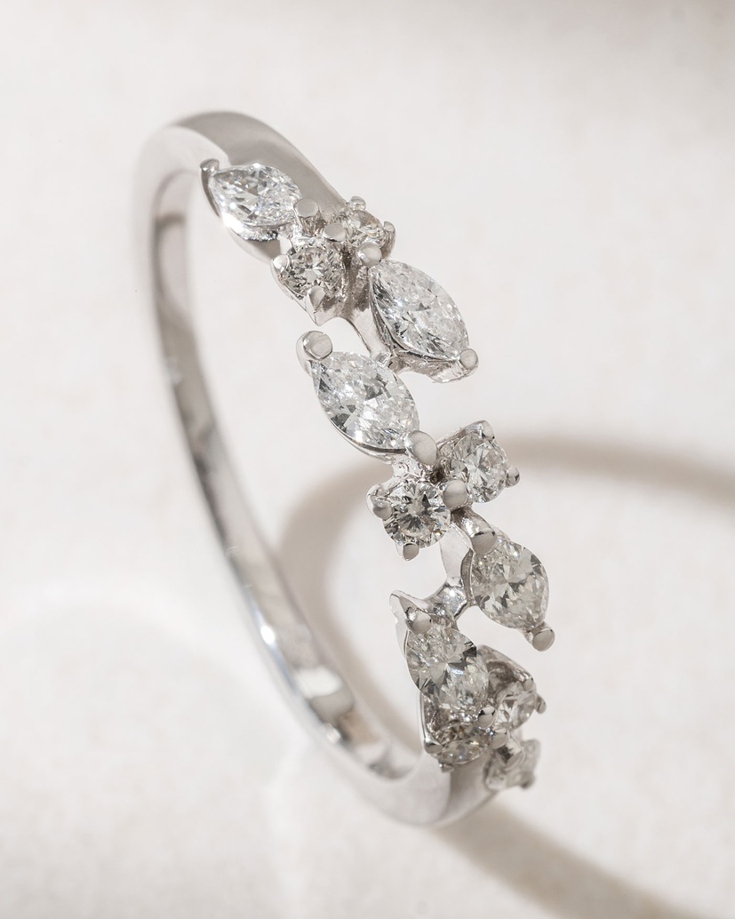 18K White Gold Ring with Brilliant and Marquise Diamonds