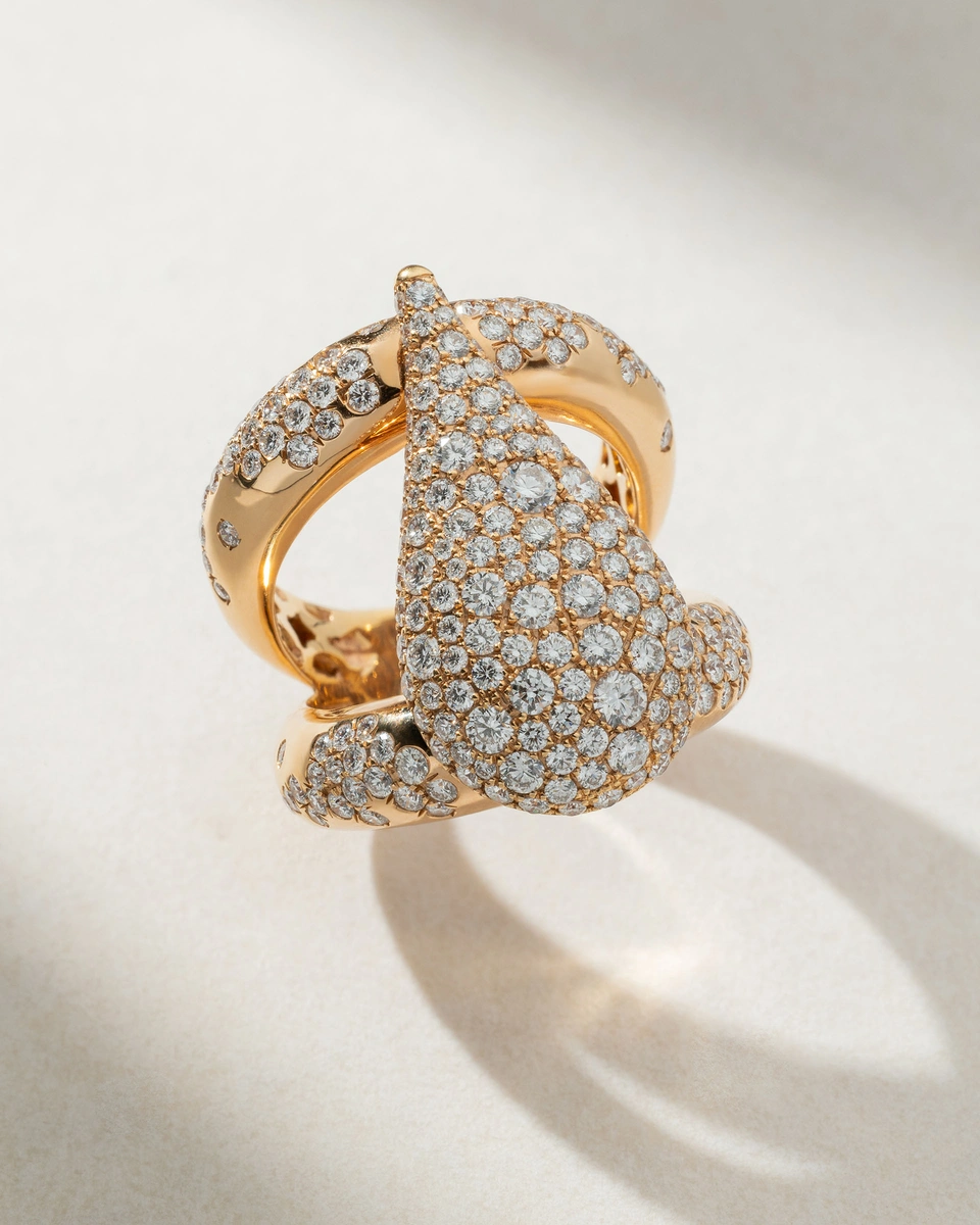 Δαχτυλίδι Ροζ Χρυσό Κ18 με Μπριγιάν σε Επιβλητικό Σχέδιο Σταγόνας