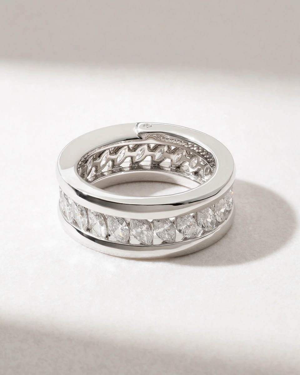 Amazing 18K White Gold Band Ring with Marquise and Brilliant Diamonds