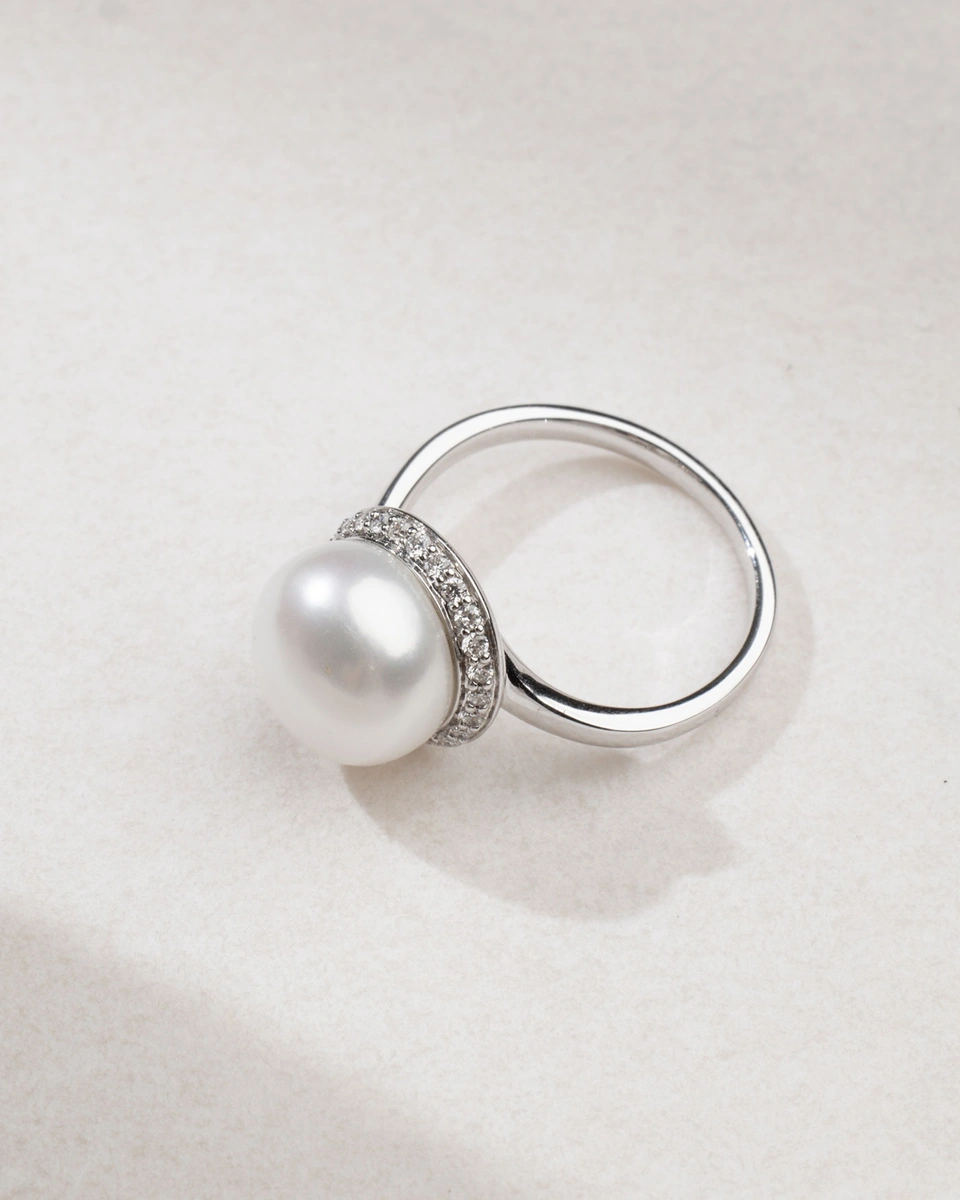 18K White Gold Ring with Pearl and Brilliant Cut Diamonds