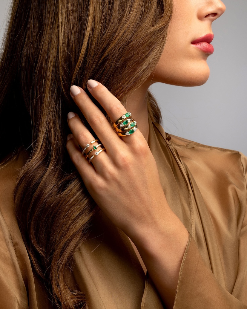 18K Yellow Gold Ring with Oval Emeralds and Diamonds - Image 3