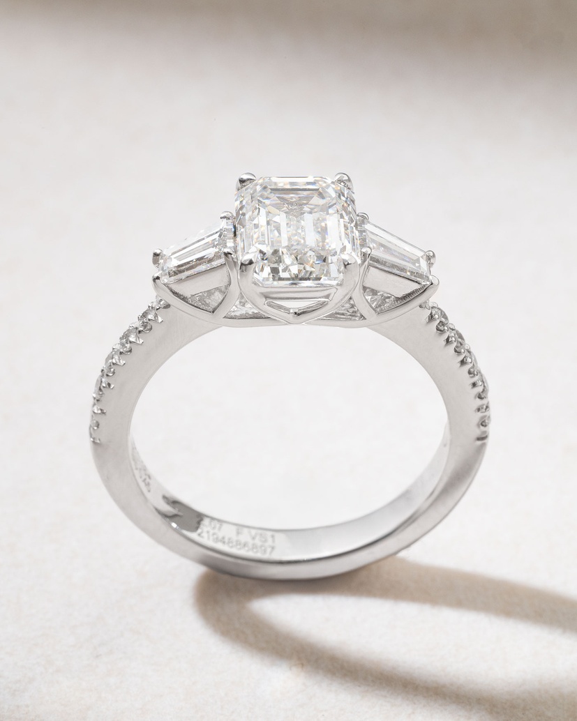Engagement Ring in 18K White Gold with Emerald, Baguette and Brilliant Diamonds