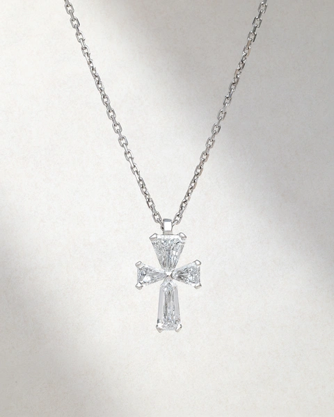 Cross in 18K White Gold set with Trapezoid-cut diamonds