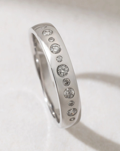 18K White Gold Band Ring with Brilliant Diamonds