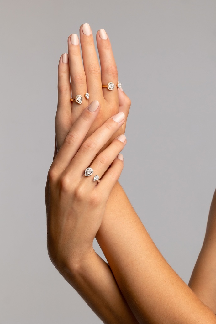 18K White Gold Ring with Diamond Drops