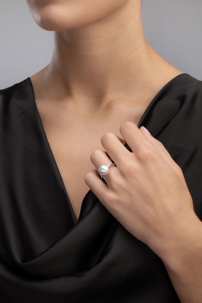 18K White Gold Ring with Diamonds and South Sea Pearl