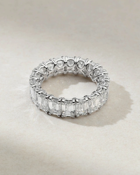 Stunning 18K White Gold Ring with Emerald Cut Diamonds