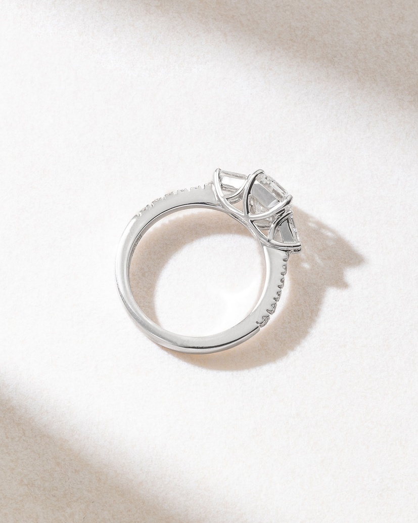 Engagement Ring in 18K White Gold with Emerald, Baguette and Brilliant Diamonds