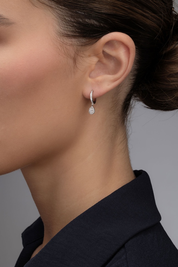 18K White Gold Drop Earrings with Pear shaped and Brilliant Diamonds