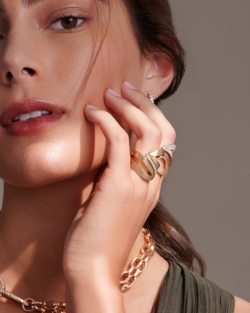 Striking 18K Yellow Gold Ring With Diamonds