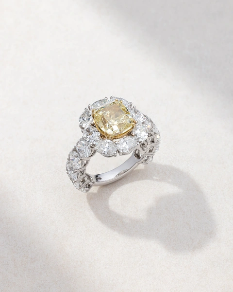 Δαχτυλίδι σε Λευκό  Χρυσό Κ18 με Oval Shape Diamonds και Cushion Fancy Yellow Diamond