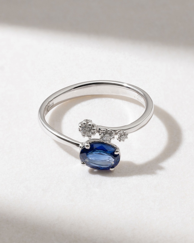 18K White Gold Open Ended Ring with Oval Sapphire and Brilliant Diamonds