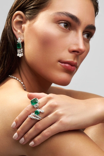 Spectacular Earrings is White Gold with Emeralds, Pear and Brilliant Diamonds