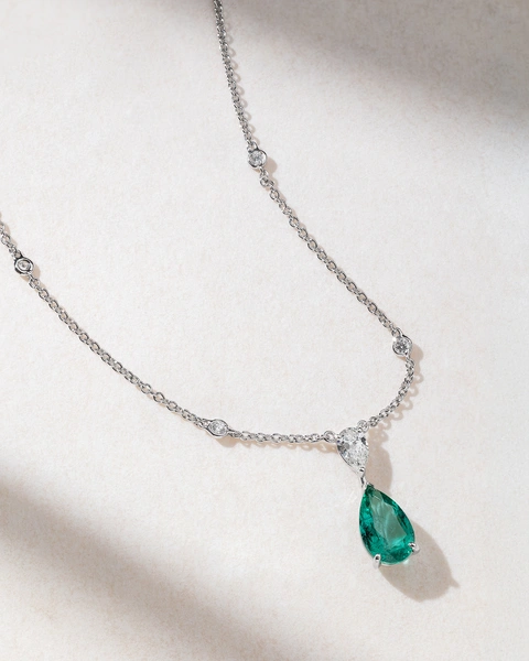 18K White Gold Necklace with Pear Shaped Emerald and Diamond