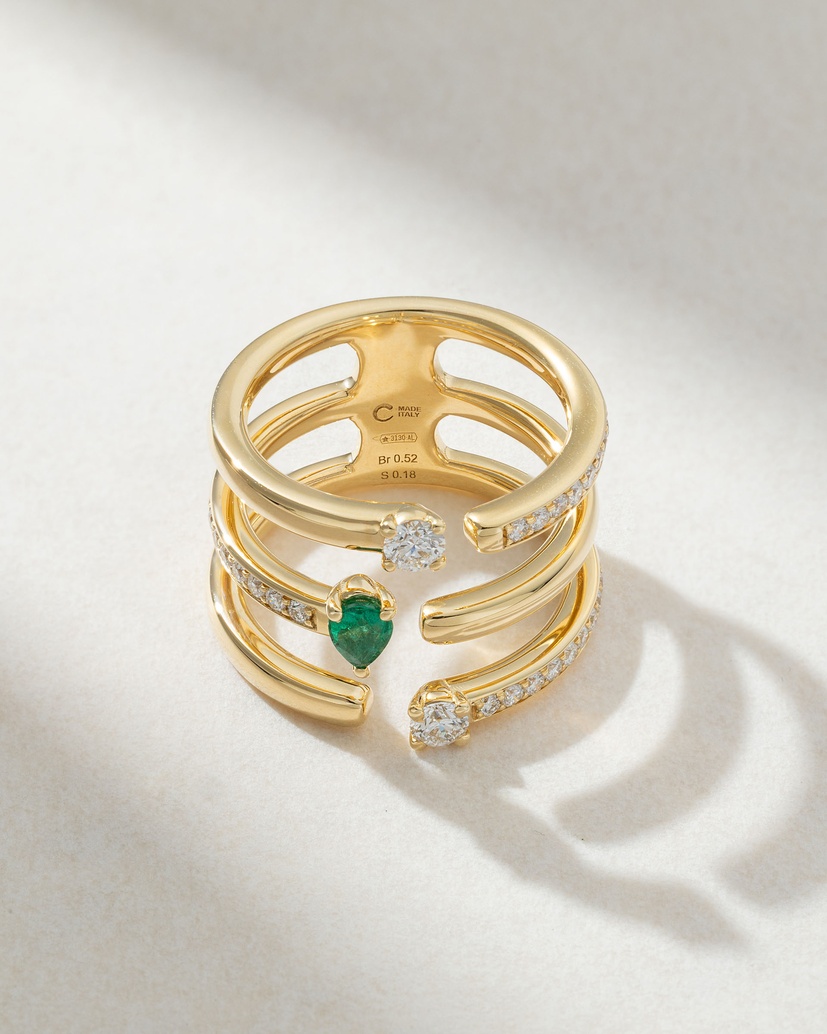 18K Yellow Gold Ring with Pear Emerald and Diamonds - Image 3