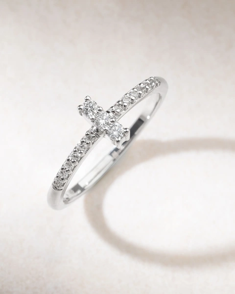 18K White Gold Minimal Ring with Brilliant cut Diamonds