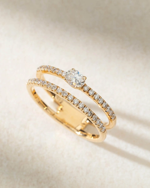 18K Rose Gold Ring with Oval Shaped Diamonds and Brilliants