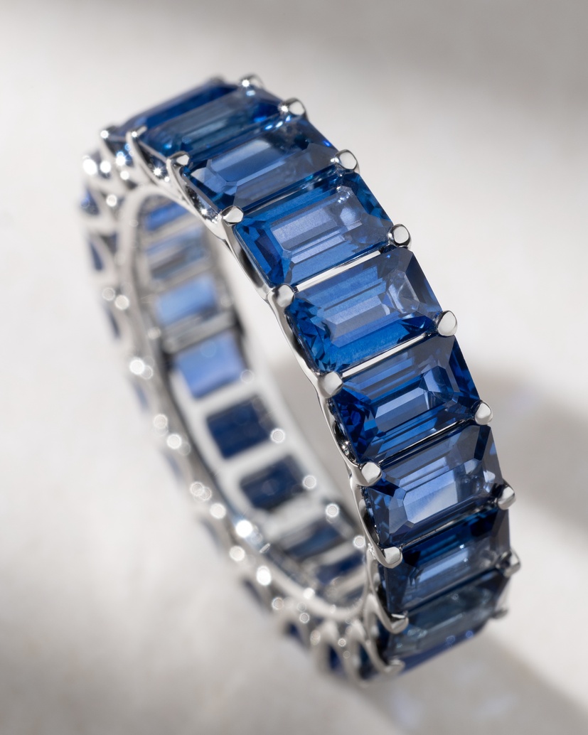 18k White Gold Ring with Blue Sapphires