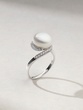 18K White Gold Ring with Pearl and Brilliant Cut Diamonds