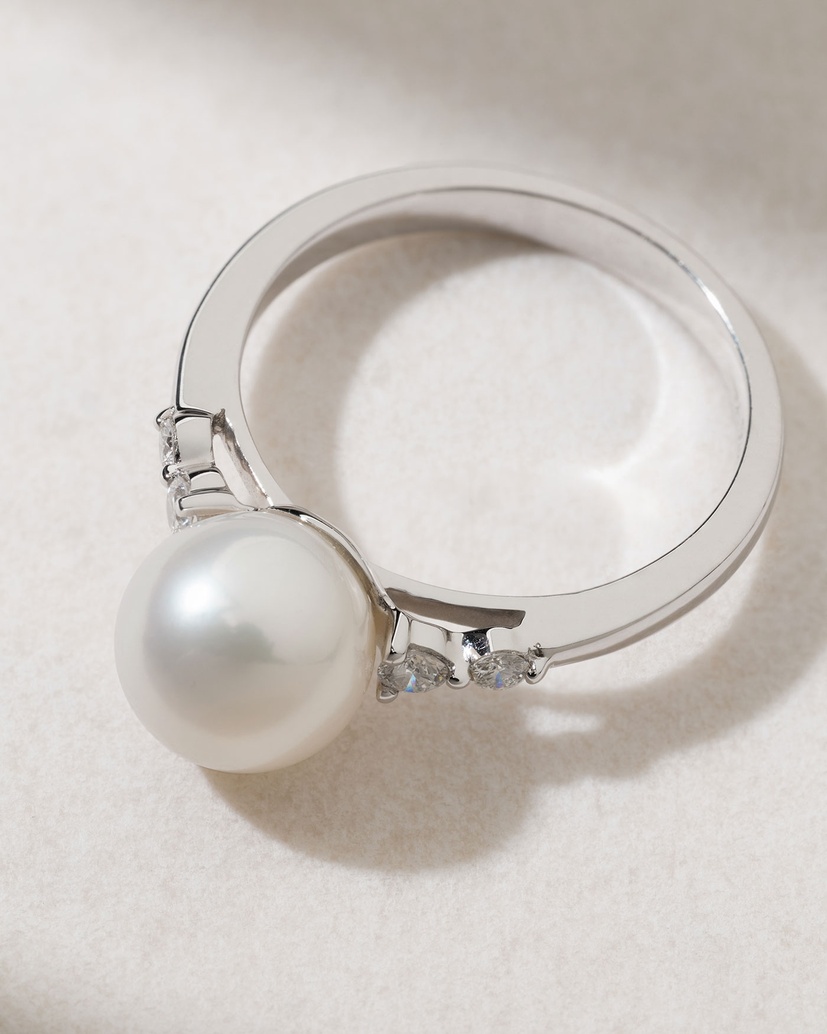 18K White Gold Ring with Pearl and Diamonds