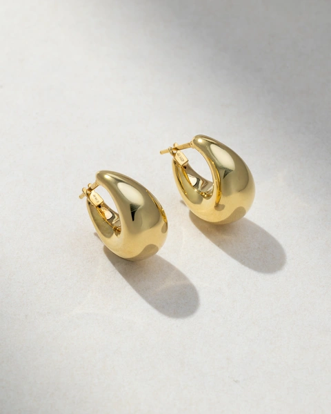 Timeless Earrings in 18K Yellow Gold in a Classic Design