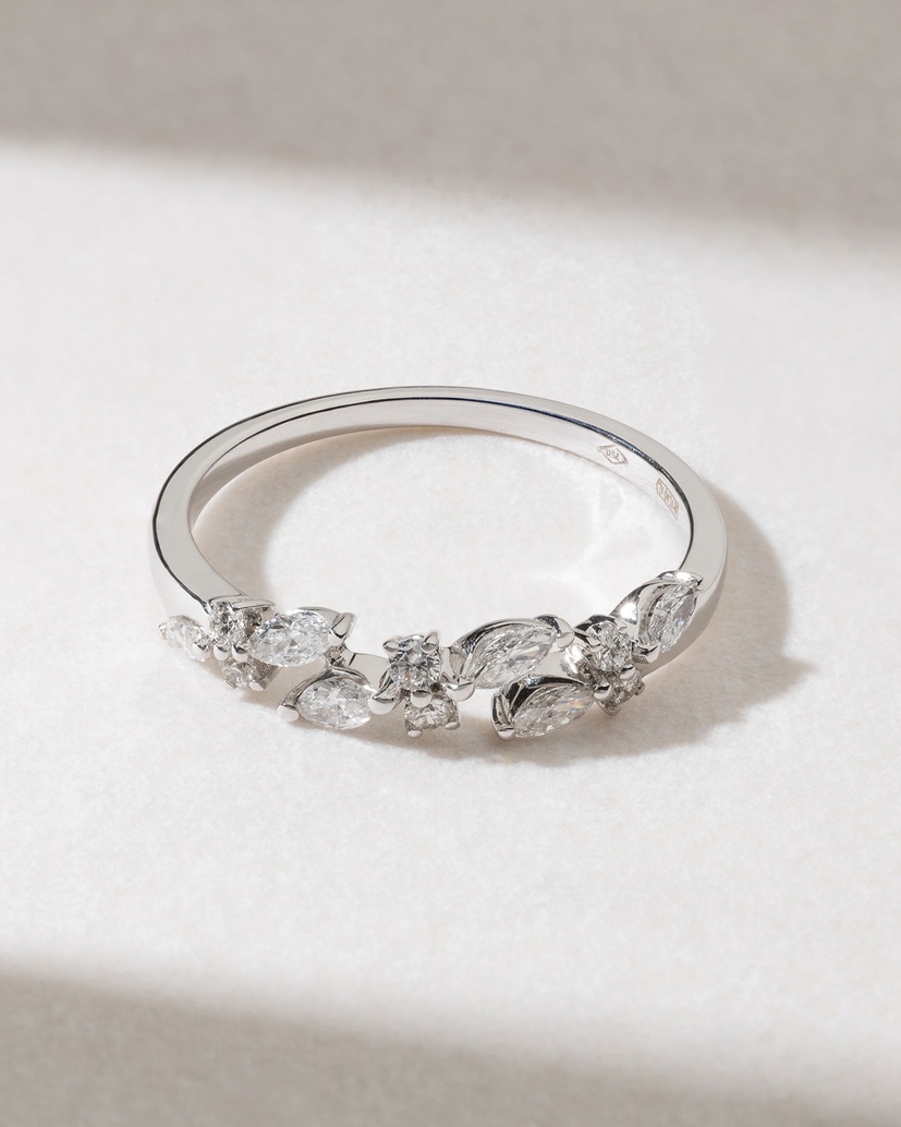 18K White Gold Ring with Brilliant and Marquise Diamonds