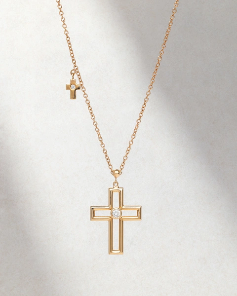 Cross with chain in 18K Rose Gold, featuring a central Brilliant-cut diamond