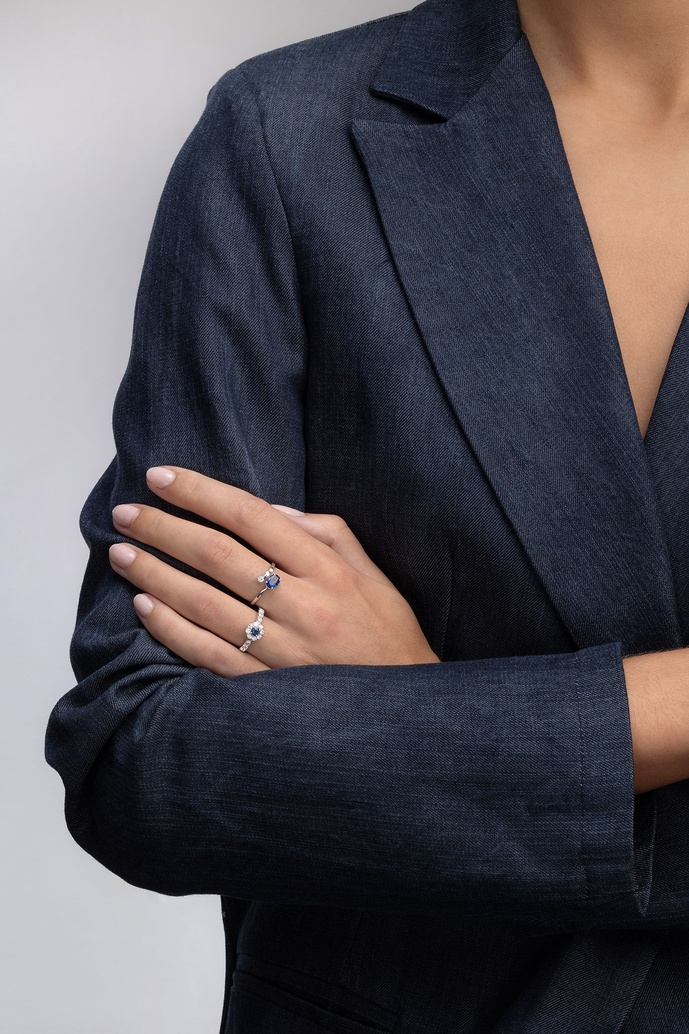18K White Gold Open Ended Ring with Oval Sapphire and Brilliant Diamonds