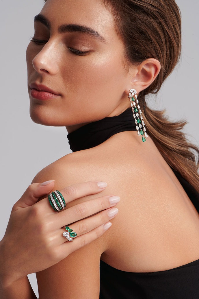 18K White Gold Ring with Oval and Pear Shaped Diamonds and Emeralds