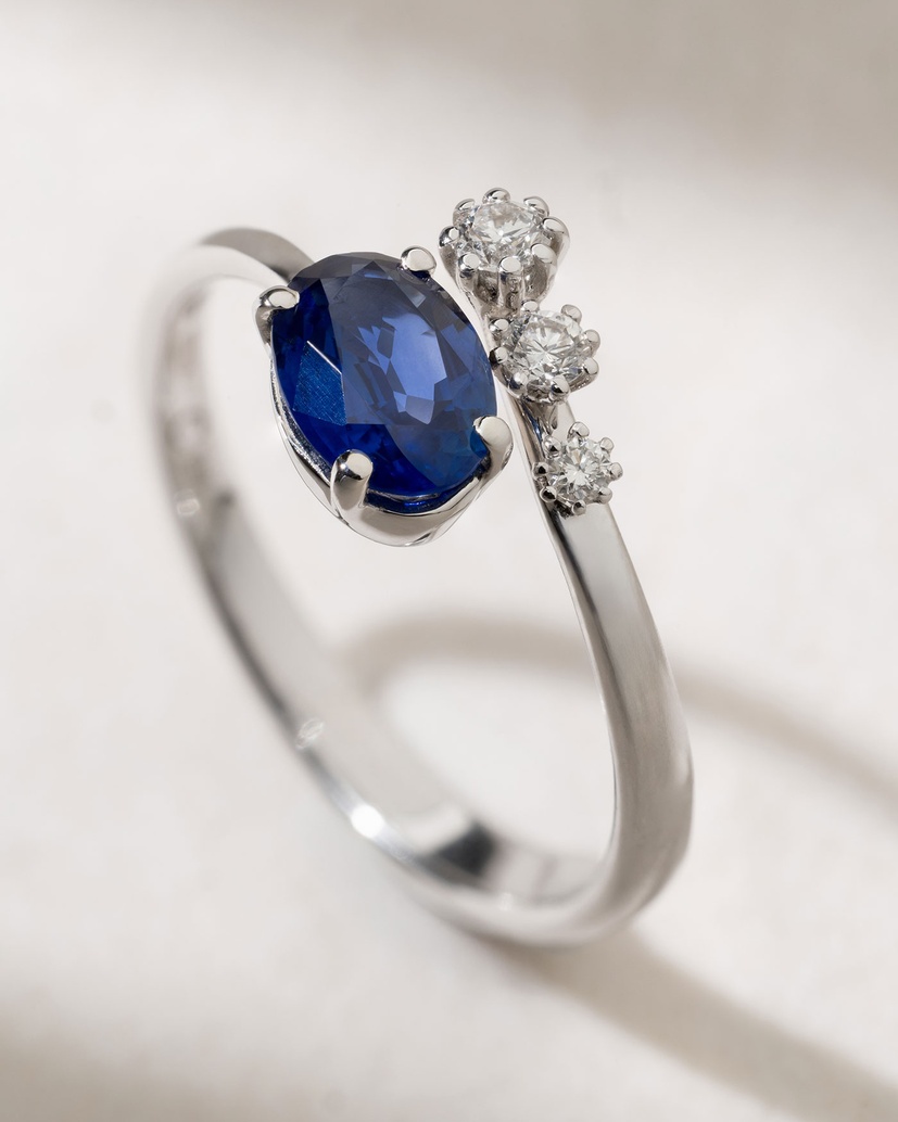 18K White Gold Open Ended Ring with Oval Sapphire and Brilliant Diamonds