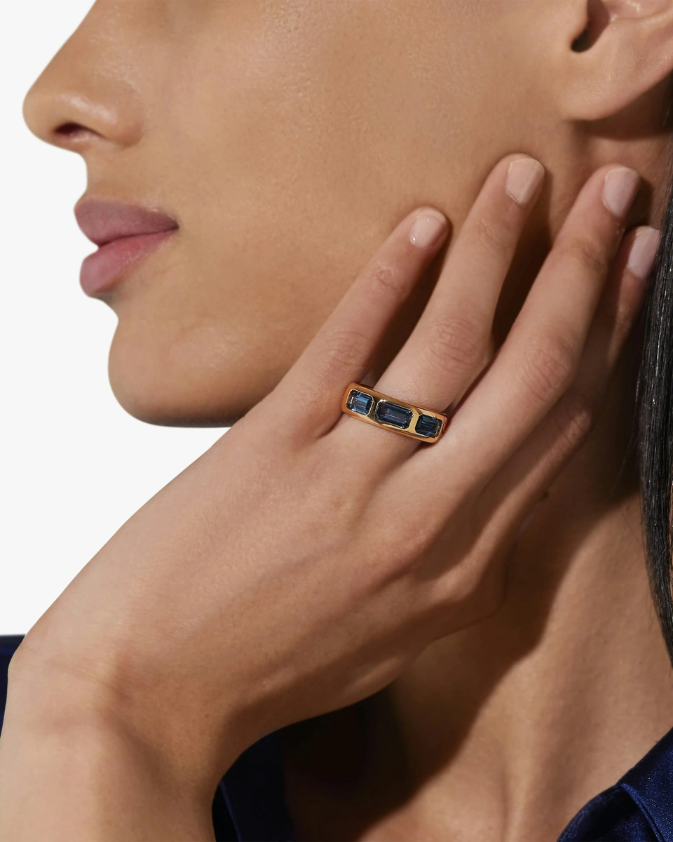 Iconica ring in 18k rose gold with london blue topazes