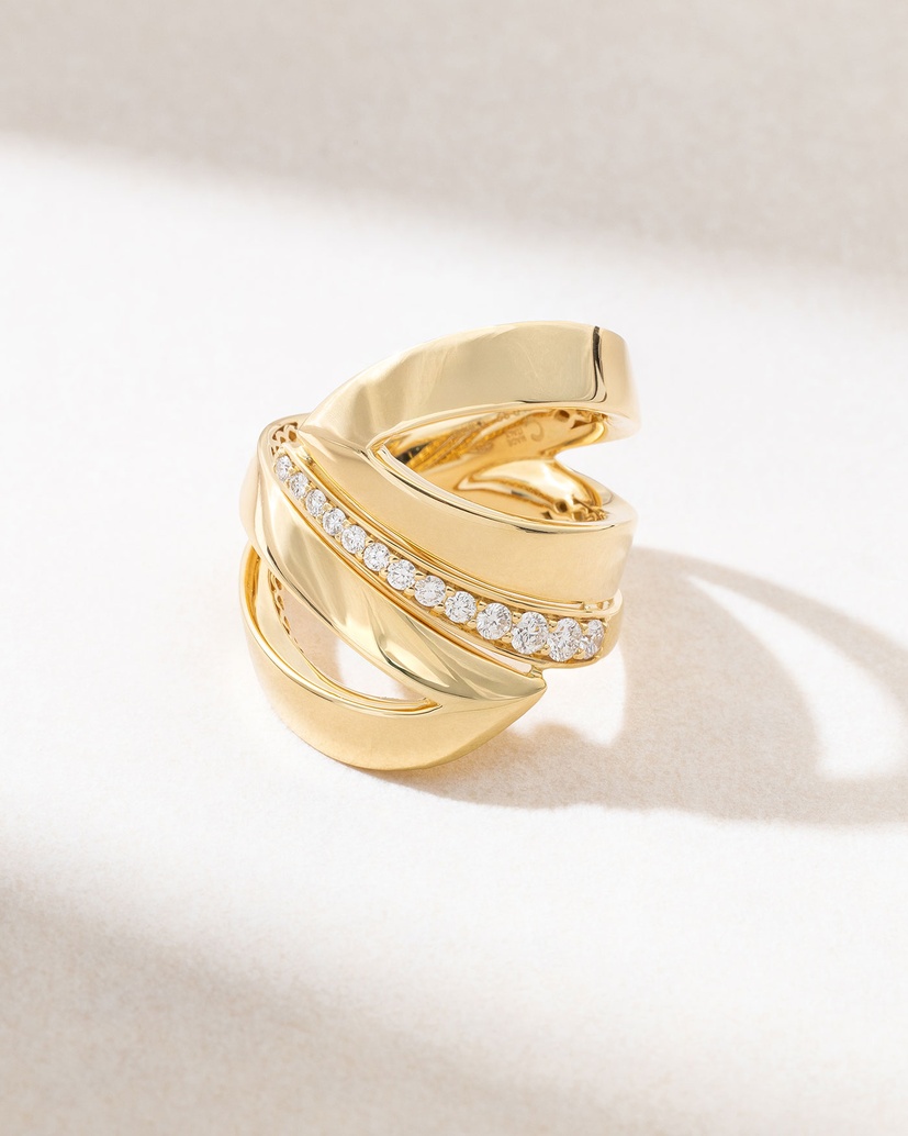 Striking 18K Yellow Gold Ring With Diamonds