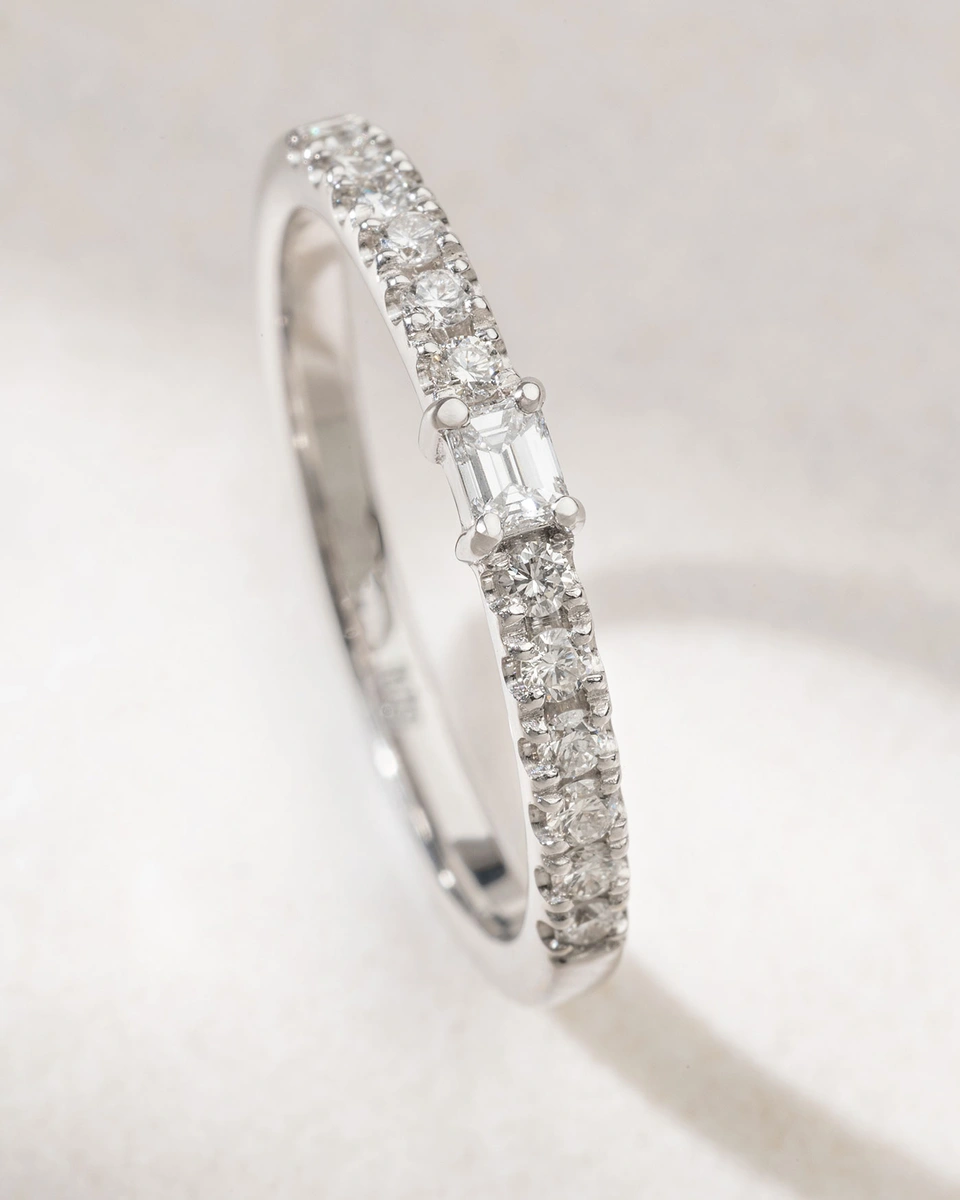 18K White Gold Ring with  Emerald and Brilliant Diamonds