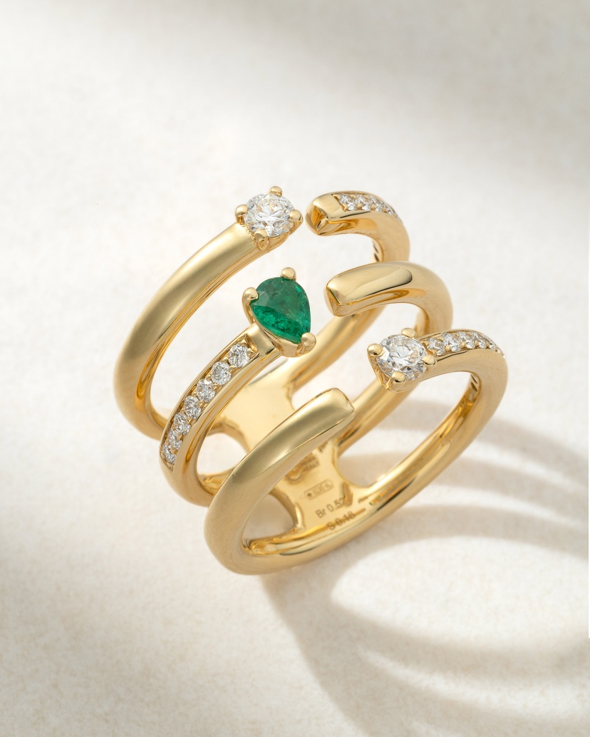 18K Yellow Gold Ring with Pear Emerald and Diamonds - Image 1