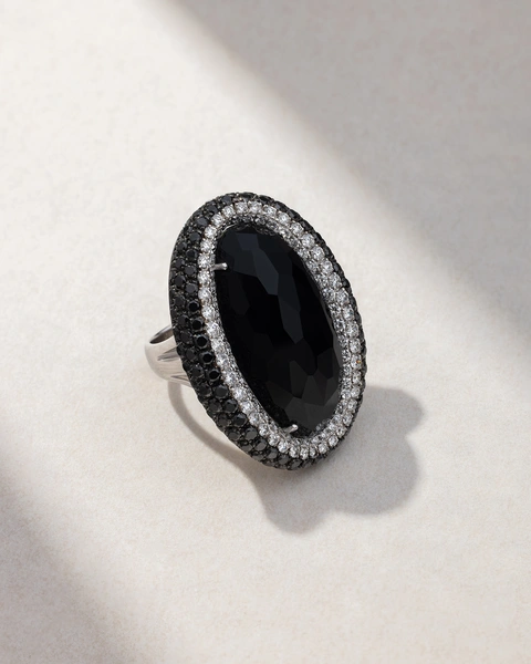 Δαχτυλίδι σε Λευκό Χρυσό Κ18 με Λευκά & Μαύρα Μπριγιάν και Κεντρικό Ονυχα Οβάλ