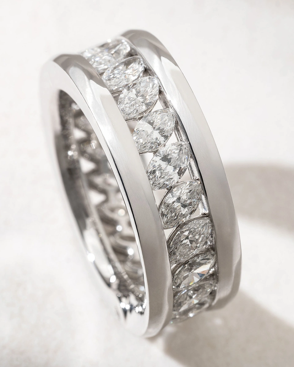 Amazing 18K White Gold Band Ring with Marquise and Brilliant Diamonds
