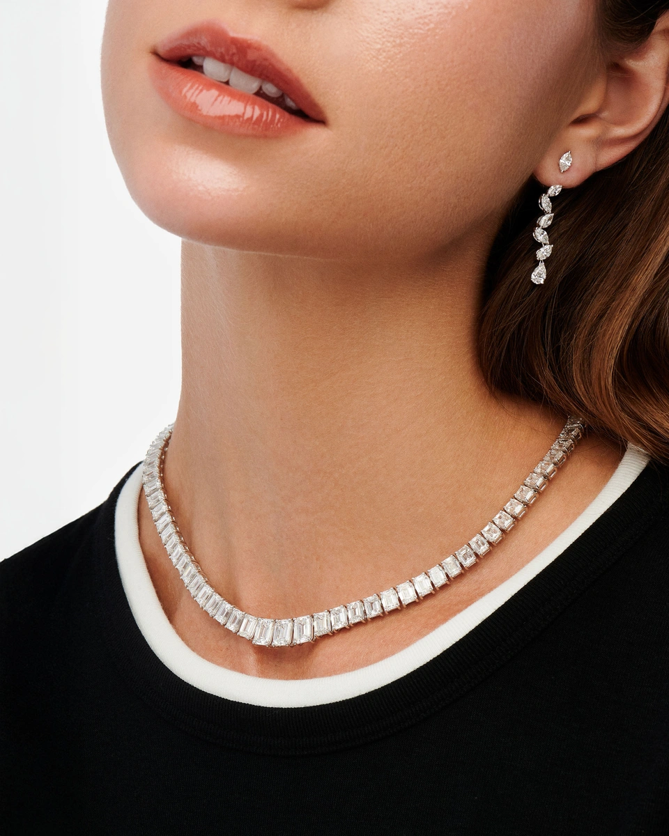 Necklace in 18K White Gold with Emerald-Cut Diamonds