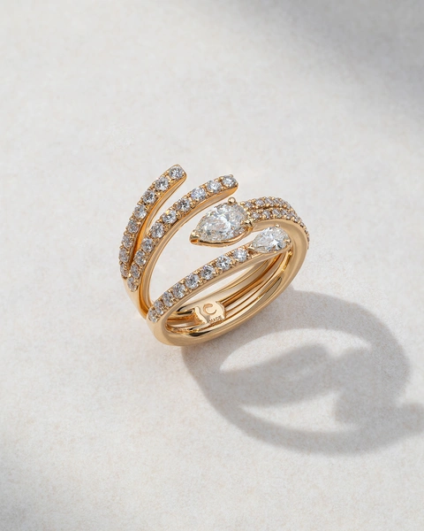 Ring in 18K Rose Gold with Brilliant-cut Diamonds and Pear-shaped Diamonds