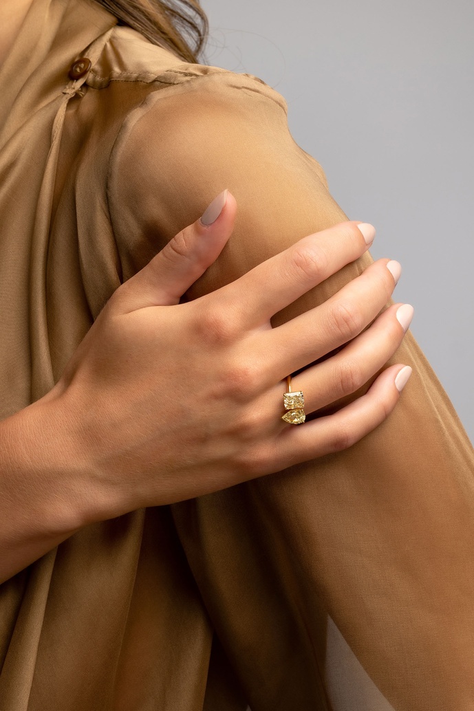 18K Yellow Gold Ring with a Pear Shaped and an Emerald Yellow Diamond - Image 5