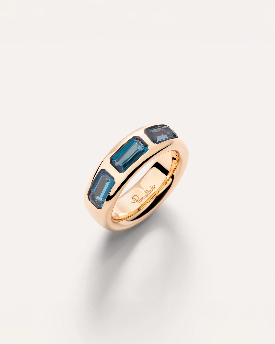 Iconica ring in 18k rose gold with london blue topazes