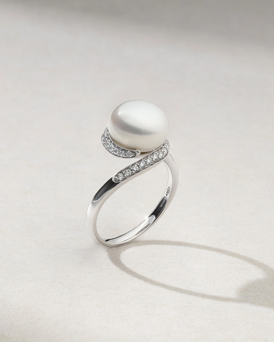 18K White Gold Ring with Pearl and Brilliant Cut Diamonds