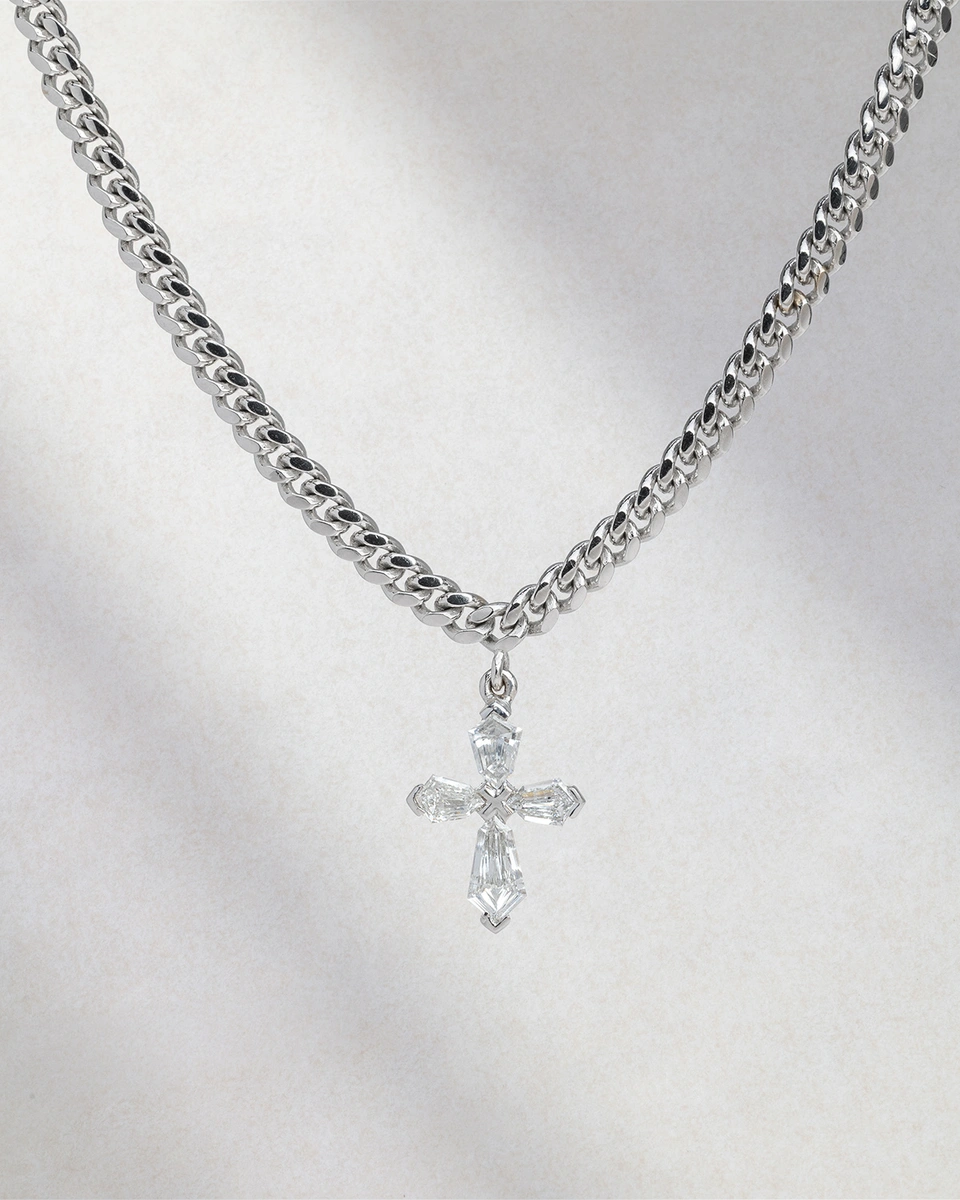 Cross with chain in 18K White Gold set with Kite-shaped diamonds
