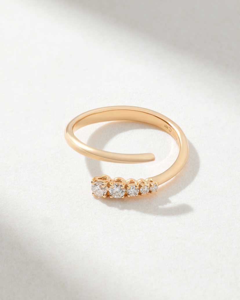Elegant 18K Rose Gold Ring with Diamonds - Image 2