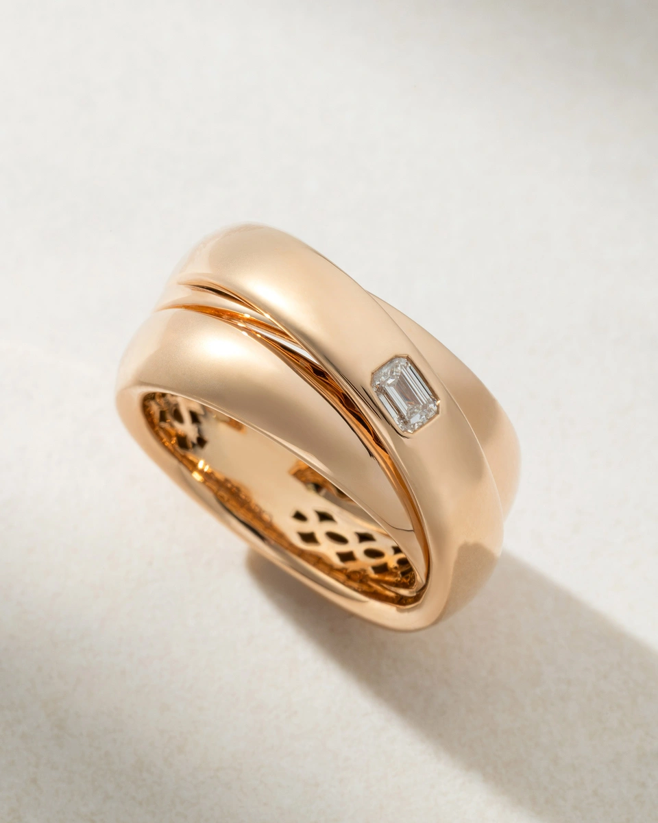 18K Rose Gold Ring with Intertwining Bands and an Emerald Diamond