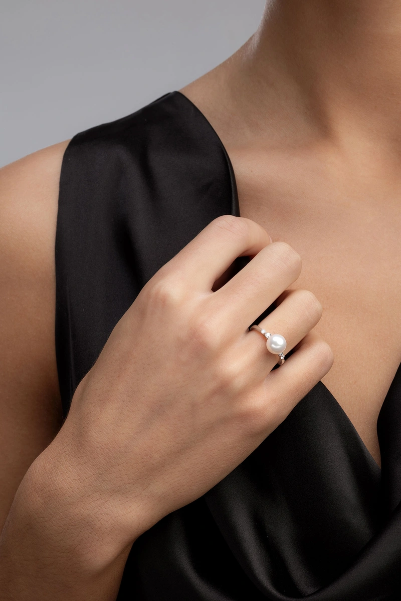 18K White Gold Ring with Pearl and Diamonds