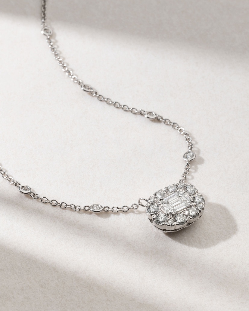 18 Karat White Gold Necklace with Trapezoid and Brilliant Diamonds
