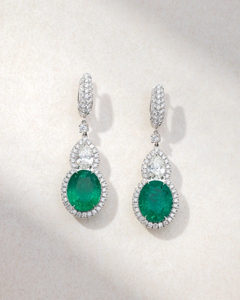 Σκουλαρίκια σε Λευκό Χρυσό Κ18 με Μπριγιάν Διαμάντια, Πουάρ Διαμάντια και Οβάλ Σμαράγδια