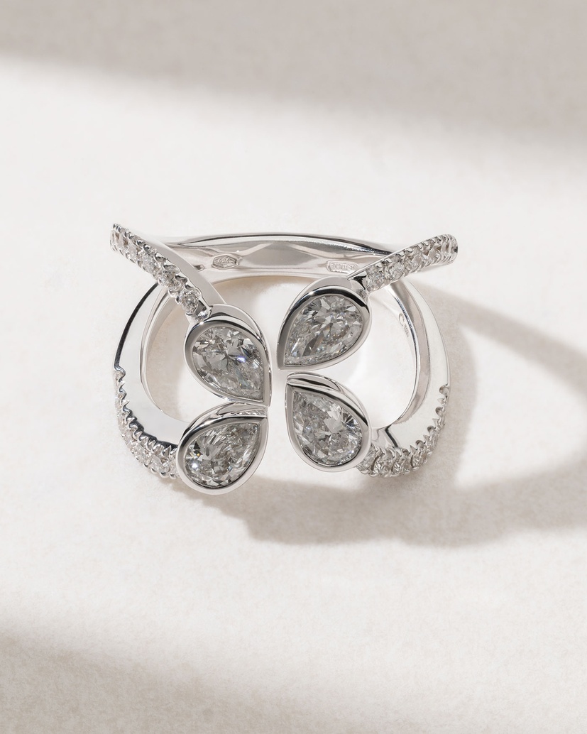 18K White Gold Ring with Brilliant and Pear Shaped Diamonds