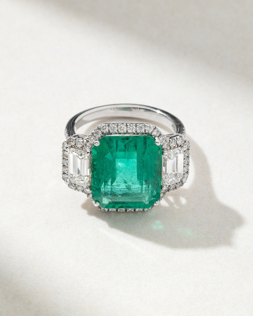 Rear 18K White Gold Ring with Octagonal Emerald and Diamonds